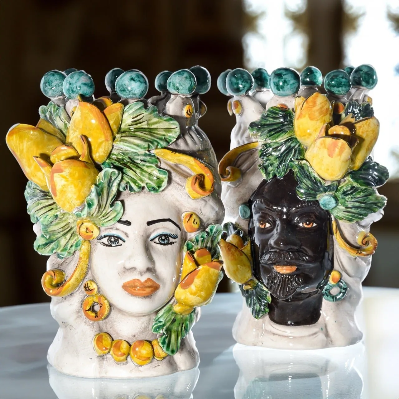 Coppia di teste di moro con decoro a tulipani, ND Ceramiche