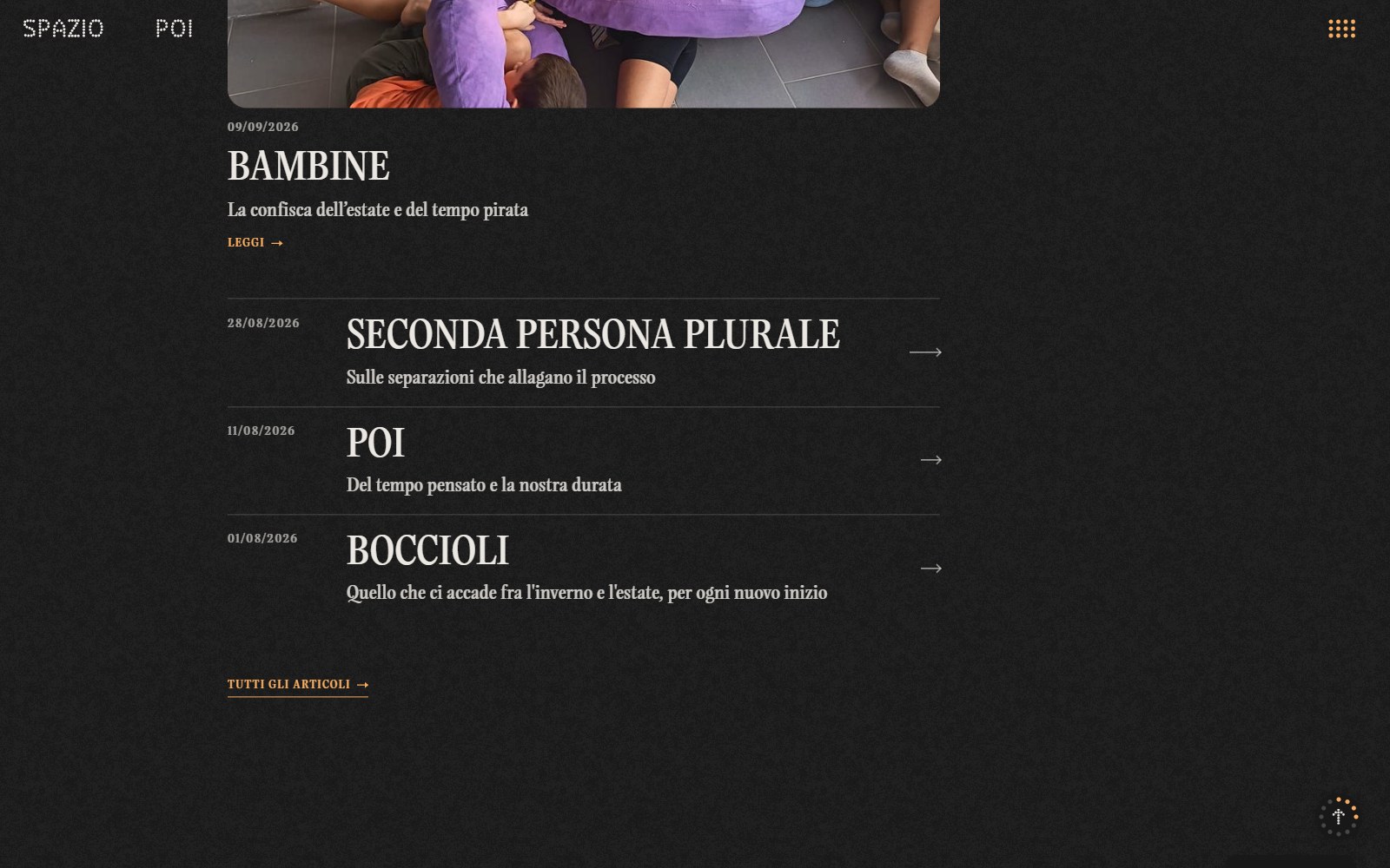 La pagina Cosa scriviamo di Spazio Poi: l'articolo più recente in evidenza e l'elenco degli altri con data, titolo e sottotitolo, presi dal Substack